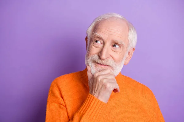 Retrato del hombre anciano brazo en la barbilla mirada espacio vacío pensamiento desgaste jersey aislado sobre fondo de color púrpura — Foto de Stock