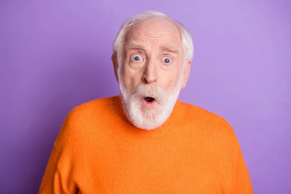 Fénykép a sokkos idős személy nyitott száj megjelenés kamera kopás pulóver elszigetelt ibolyaszín háttér — Stock Fotó