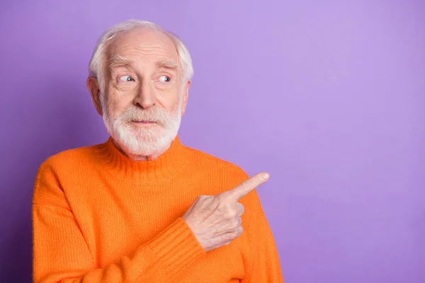 Retrato de persona anciana mirada dedo directo espacio vacío proposición desgaste jersey aislado sobre fondo de color púrpura —  Fotos de Stock