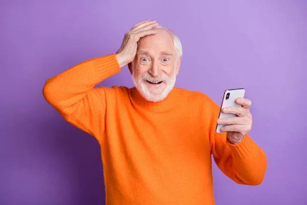 Portrait of impressed funny aged man hand on head cant believe look camera isolated on purple color background — Stock Photo, Image