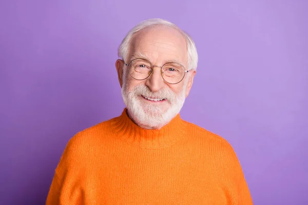 Retrato de pessoa idosa satisfeita sorriso olhar câmera desgaste pulôver isolado no fundo cor púrpura pastel — Fotografia de Stock