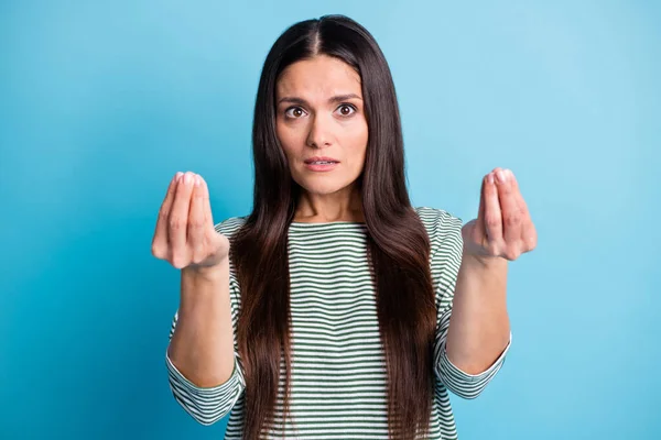 Portret van aantrekkelijke dame tonen twee handen vingers symbool dragen wit groen geïsoleerd op blauwe kleur achtergrond — Stockfoto