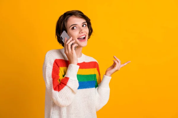 Foto van charmant meisje hold telefoon look lege ruimte slijtage gestreepte trui geïsoleerde gele kleur achtergrond — Stockfoto