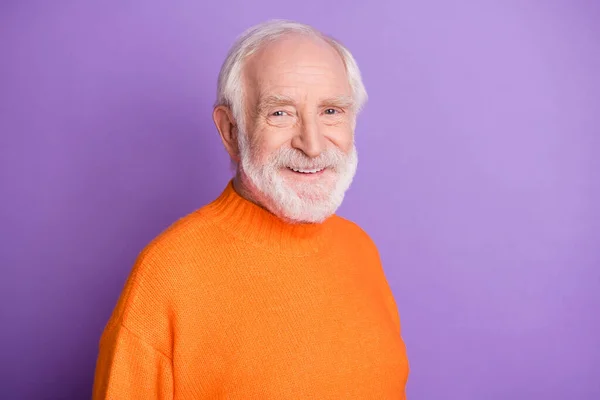Profil fotó félig megfordult idős személy mosoly néz kamera kopás pulóver elszigetelt lila szín háttér — Stock Fotó