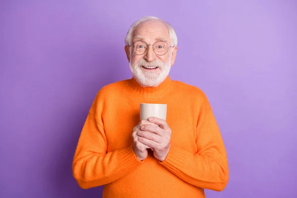 La foto de los brazos positivos de las gafas del hombre sostiene la taza de café tiene buen humor aislado en el fondo de color violeta — Foto de Stock