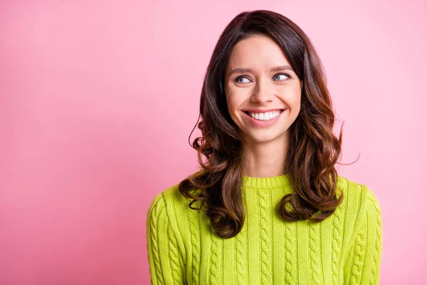 Фото положительной девушки блестящая белая улыбка выглядят пустое пространство носить зеленый пуловер изолированный розовый цвет фона — стоковое фото