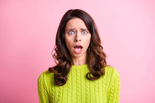 Foto von verängstigten Mädchen mit offenem Mund verrücktes Gesicht tragen grünen Pullover isoliert rosa Hintergrund — Stockfoto