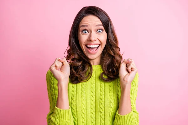 Foto de funky sorprendido joven dama boca abierta levantar los puños usar suéter verde aislado de color rosa de fondo —  Fotos de Stock