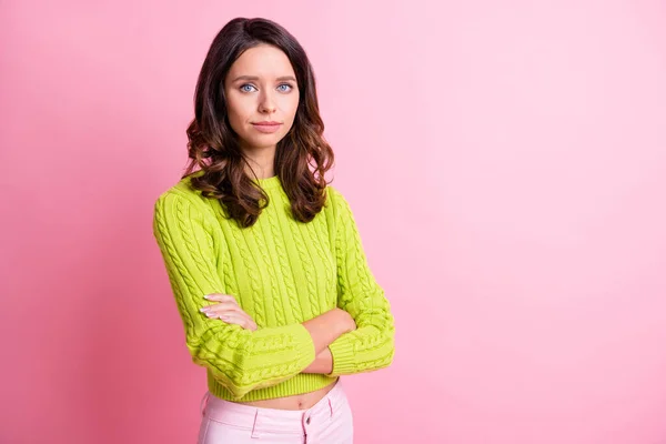 Foto di fiducioso concentrata ragazza mani incrociate guardare fotocamera usura verde maglione isolato colore rosa sfondo — Foto Stock