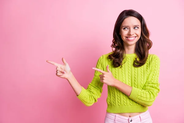 Foto de senhora ondulada alegre usar camisola verde olhando apontando dois dedos espaço vazio isolado cor de fundo rosa — Fotografia de Stock