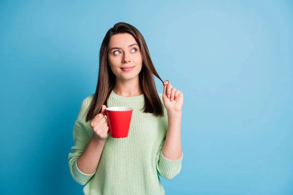Photo of minded lány hold cappuccino csésze néz üres tér hiszem gondolatok elszigetelt felett kék színű háttér — Stock Fotó