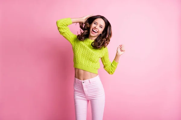 Foto de niña descuidada loca divirtiéndose riéndose usar suéter verde aislado color rosa fondo — Foto de Stock