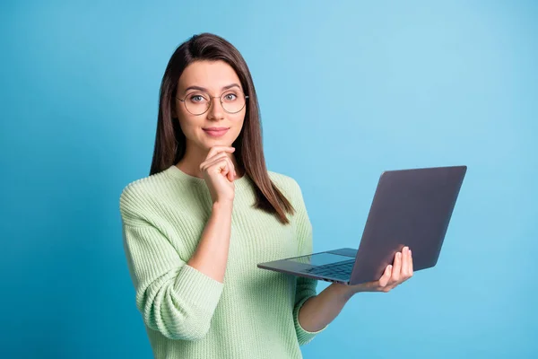 Foto di intelligente ceo lavoratore ragazza tenere laptop toccare le dita mento isolato su sfondo di colore blu — Foto Stock