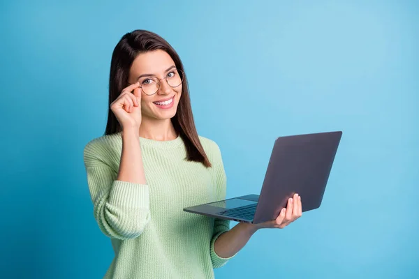 Foto di lavoro intelligente ragazza su laptop touch specs usura pullover verde isolato su sfondo di colore blu — Foto Stock