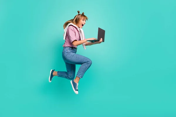 Full size profilo lato foto di giovani scioccato sorpreso sorpreso ragazza tenere laptop vede la vendita isolata su sfondo di colore turchese — Foto Stock