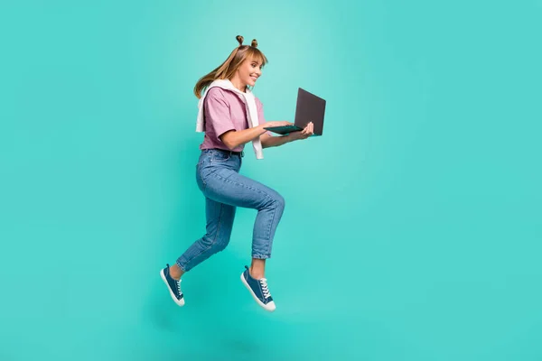 Perfil de tamaño completo lado de la foto de la joven feliz positivo encantadora chica salta portátil de trabajo aislado en color verde azulado fondo —  Fotos de Stock