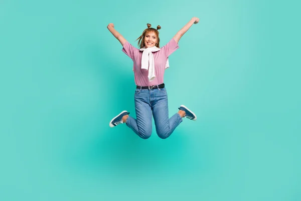 Foto em tamanho completo de jovens felizes positivo animado sorrindo bom humor menina pular na vitória isolada no fundo cor turquesa — Fotografia de Stock