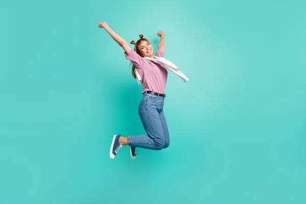 Full size foto van jong blij opgewonden vrolijk positief goed humeur meisje springen in de overwinning geïsoleerd op teal kleur achtergrond — Stockfoto