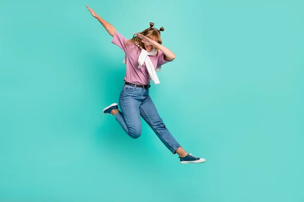 Foto em tamanho completo de menina alegre feliz jovem com jumper nos ombros mantenha a mão no ar isolado no fundo de cor turuoise — Fotografia de Stock