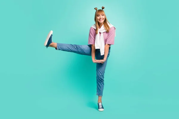 Πλήρης φωτογραφία μεγέθους του νεαρού χαρούμενο κορίτσι με jumper στους ώμους κρατήστε το χέρι στον αέρα απομονώνονται σε turuoise φόντο χρώμα — Φωτογραφία Αρχείου