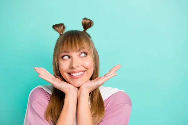 Foto da jovem mulher feliz sorriso positivo sonho sonhador olhar vazio espaço jumper em ombros isolados sobre fundo cor teal — Fotografia de Stock