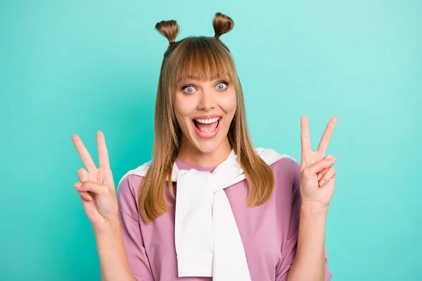 Foto de jovem animado menina feliz sorriso positivo mostrar paz legal v-sign jumper apertado isolado sobre turquesa cor de fundo — Fotografia de Stock