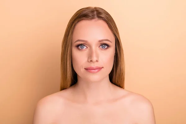 Retrato de cerca de ella ella atractiva atractiva agradable contenido seguro calma chica de pelo recto perfecta clínica estética de la piel sana aislado sobre fondo de pastel beige — Foto de Stock