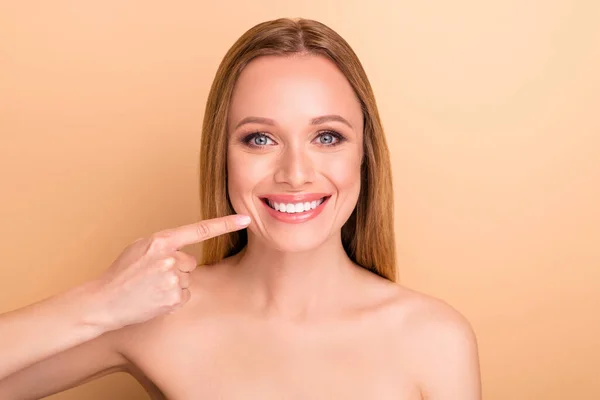 Primer plano retrato de ella ella agradable atractivo femenino alegre confiado recta de pelo chica mostrando nuevos dientes solución médica clínica aislado sobre fondo de pastel beige — Foto de Stock