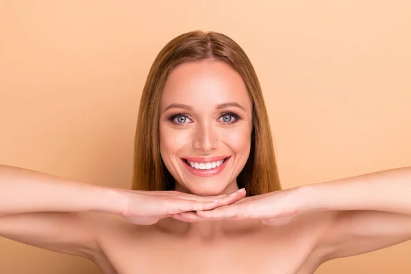 Close-up portret van haar ze mooie aantrekkelijke vrouwelijke naakt vrolijke inhoud rechte haren meisje demonstreren pure glans perfecte zachte huid esthetische concept geïsoleerd op beige achtergrond — Stockfoto