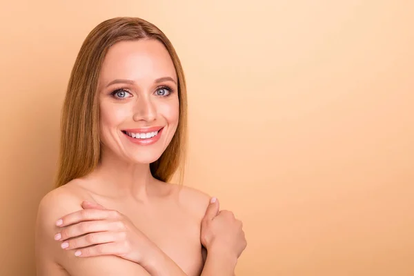 Close-up portret van haar ze mooi aantrekkelijk mooi charmant vrolijk meisje aanraken glad zacht zijdezacht zuiver perfect huid gezond detox dieet salon procedure geïsoleerd over beige pastel achtergrond — Stockfoto