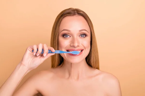 Primer plano ver retrato de agradable atractivo alegre alegre desnuda chica desnuda cepillarse los dientes blancos todos los días tratamiento eficaz contra la caries aislado sobre fondo beige pastel — Foto de Stock