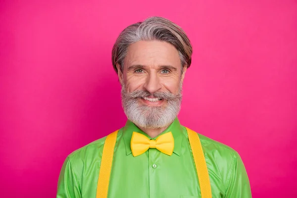 Крупный план фото красивой смешной стильной одежды дедушка положительное выражение лица идеальное усы носить зеленую рубашку желтые подтяжки бабочка галстук изолированы ярко розовый цвет фона — стоковое фото