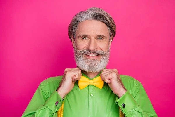 Closeup foto do vovô elegante agradável expressão facial positiva bigode ideal fixação laço desgaste camisa verde suspensórios amarelos isolado vívido cor rosa fundo — Fotografia de Stock