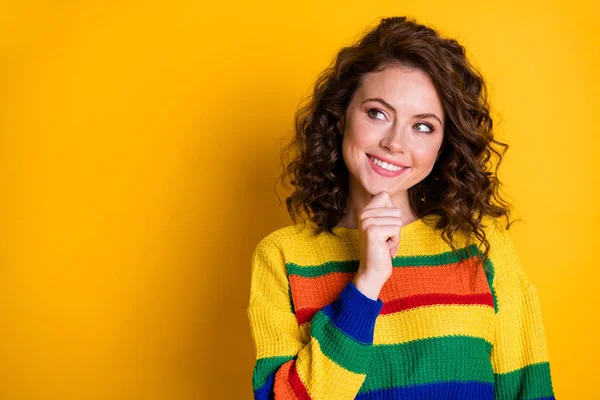 Retrato de cerca de agradable linda linda chica alegre mente pensando en la creación de tocar el mentón espacio de copia aislado en el fondo de color amarillo brillante —  Fotos de Stock