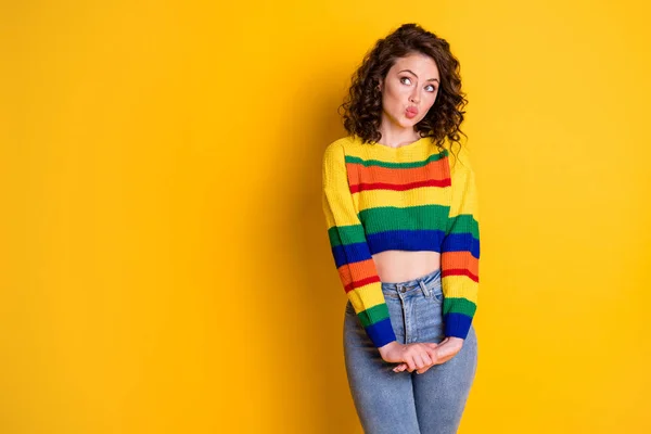 Foto retrato de menina sonhadora bebendo olhando para o espaço em branco isolado no fundo de cor amarelo brilhante — Fotografia de Stock