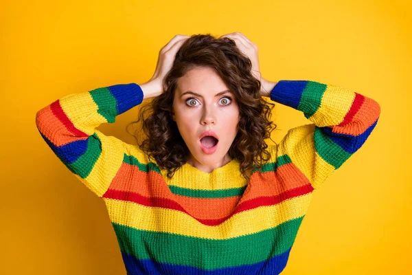 Fénykép megdöbbent őrült lány kezek fej nyitott száj kopás csíkos pulóver elszigetelt élénk sárga színű háttér — Stock Fotó