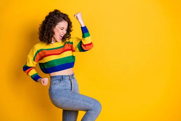 Perfil foto de senhora descuidada surpreso levantar braço grito desgaste listrado pulôver jeans jeans isolado vibrante cor amarela fundo — Fotografia de Stock