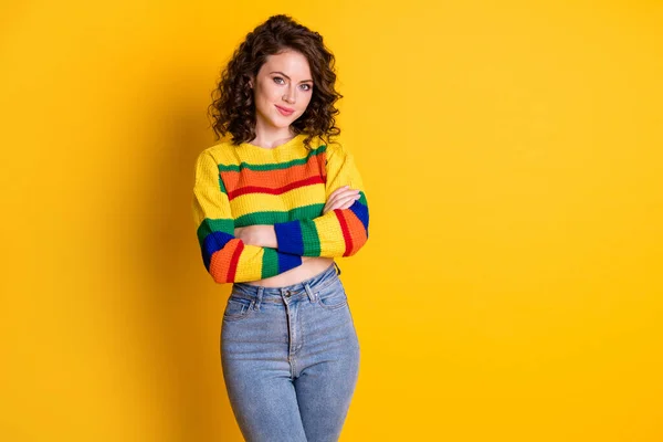 Bild av charmig ung flicka vikta händer ser kamera slitage randig beskärd tröja denim jeans isolerad gul färg bakgrund — Stockfoto