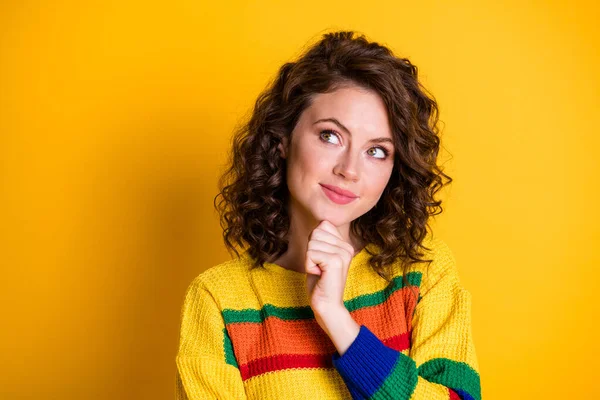Фото очаровательной юной леди подбородок выглядит пустое пространство вдумчивый носить полосатый пуловер изолированный желтый цвет фона — стоковое фото
