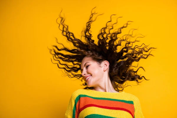 Foto de perfil de chica loca funky cerrar los ojos sonrisa dentada escalofrío divertirse usar a rayas recortado suéter aislado color amarillo fondo — Foto de Stock