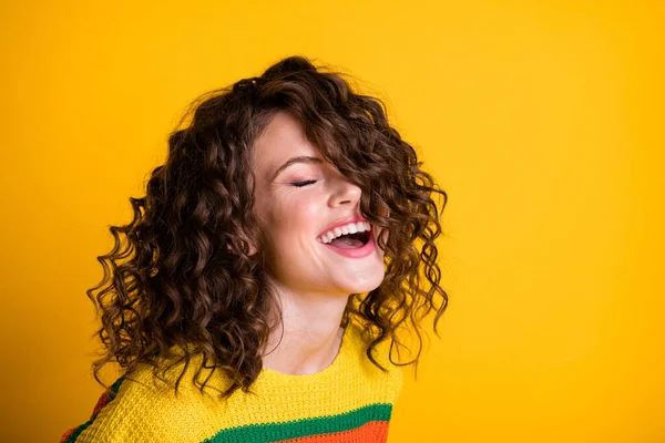 Foto av söt skrattande dam bär casual färgglad tröja slutna ögon isolerad gul färg bakgrund — Stockfoto