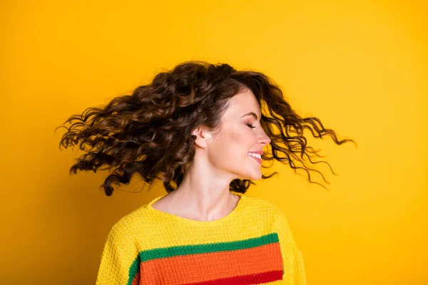 Φωτογραφία προφίλ του γλυκού χαριτωμένο γυναίκα ντυμένος casual πολύχρωμο πουλόβερ πλευρές των μαλλιών απομονωμένο κίτρινο χρώμα φόντο — Φωτογραφία Αρχείου
