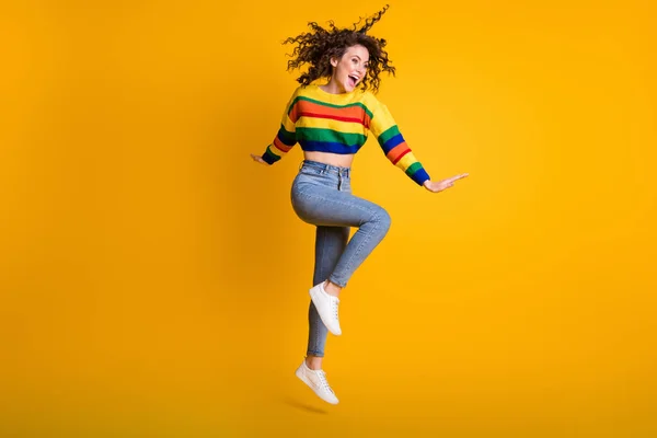 Foto de comprimento total de mulher salto engraçado vestido casual camisola colorida olhando espaço vazio isolado cor amarela fundo — Fotografia de Stock