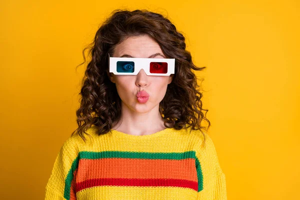 Porträtt av ganska söt ung brunett hår kvinna blåsa kyss bära 3d glasögon pullover isolerad på gul färg bakgrund — Stockfoto