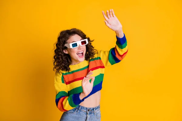 Foto de sorprendida bastante morena pelo rizado joven dama usar gafas 3d ver película cubrir a sí misma aislada sobre fondo de color amarillo — Foto de Stock