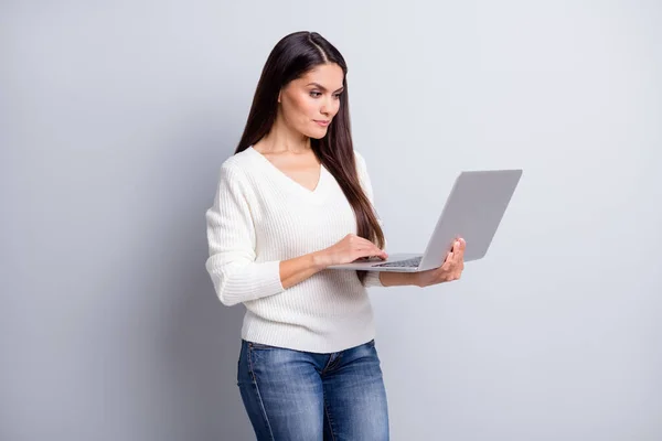 Zdjęcie dojrzałej pięknej bardzo szczęśliwy pozytywny skupiony bizneswoman pracy w laptopie izolowane na szarym tle koloru — Zdjęcie stockowe