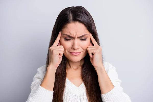 Retrato de mujer enferma triste infeliz madura que sufre dolor de cabeza sostiene los dedos en las sienes aisladas sobre fondo de color gris —  Fotos de Stock