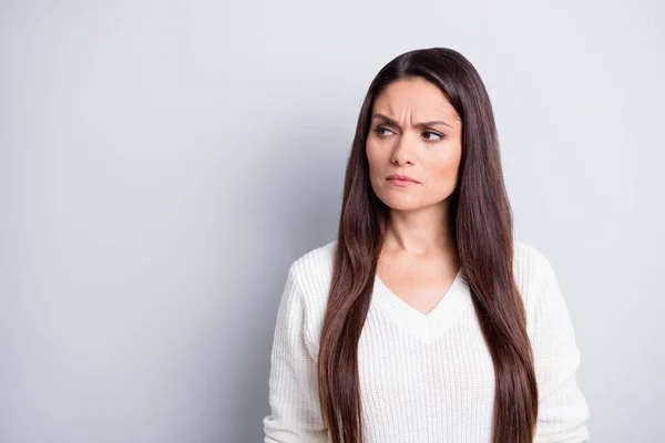 Foto de madura seria infeliz disgustada mujer estresada negativa mirar copyspace aislado sobre fondo de color gris — Foto de Stock