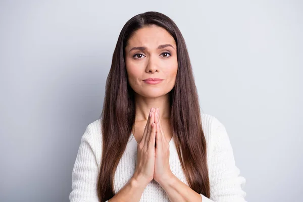 Portrét zralé atraktivní docela klidné ženy držet ruce v modlitbě s prosbou o izolované na šedém pozadí — Stock fotografie