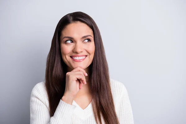 Retrato de madura hermosa sonriente mujer positiva soñadora pensamiento mirada copyspace aislado sobre fondo de color gris —  Fotos de Stock